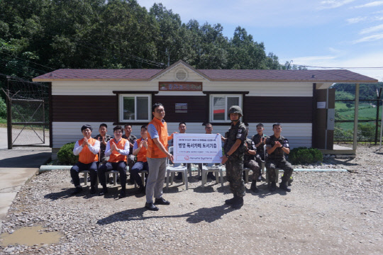 한화시스템은 지난 29일 강원도 연천 육군 28사단 GOP 소초에 사랑의 독서카페에 도서 200권을 기증하고, 군 장병들과 함께 기념촬영을 찍었다.   한화시스템 제공